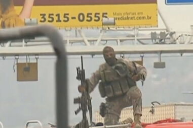 Snipers do BOPE têm na mira homem armado que faz reféns em ponte no Rio de Janeiro