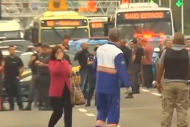 Vídeo mostra momento em que refém é libertada de autocarro no Rio de Janeiro