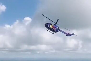 Pilotos arrojados fazem manobra ‘impossível’