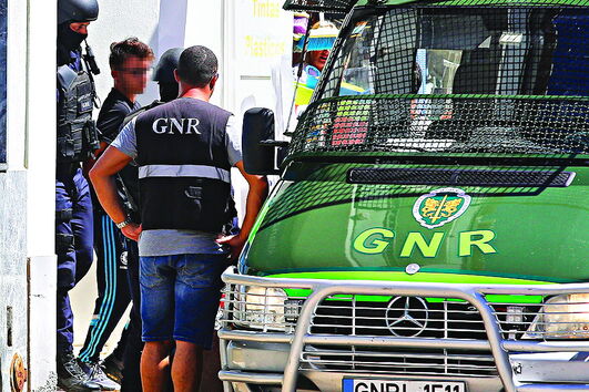 Militares atuaram armados e com caras tapadas 