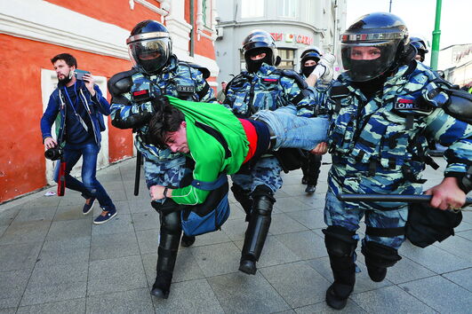Protesto levou à detenção de mais de 100 pessoas em Moscovo