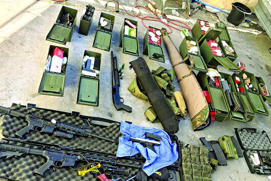 O arsenal que foi encontrado pela polícia em casa do suspeito 