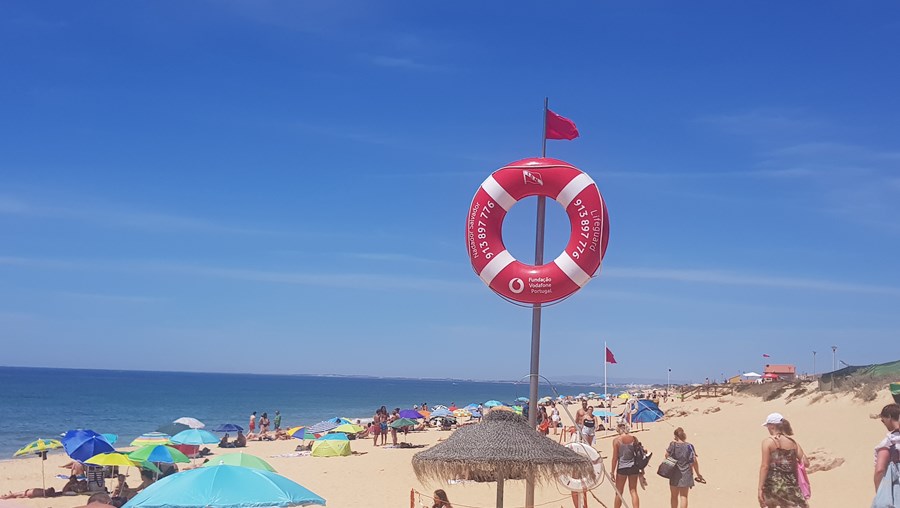 Praia de Faro interdita a banhos