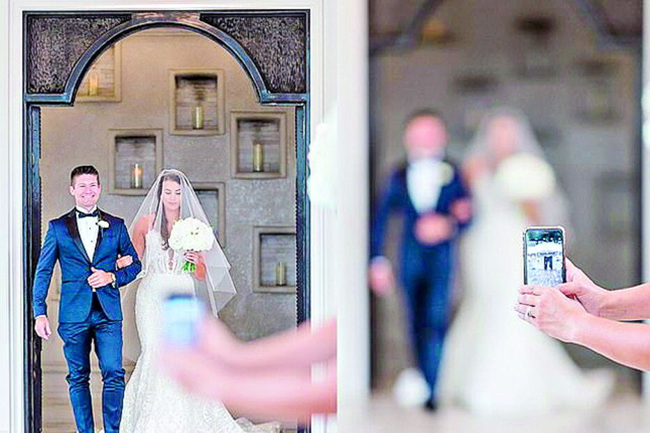 Fotografia dos noivos foi arruinada por telemóvel de convidada