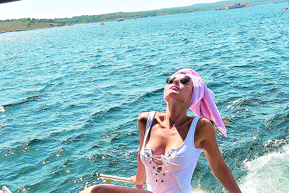 Modelo exibe silhueta curvilínea sem pudores