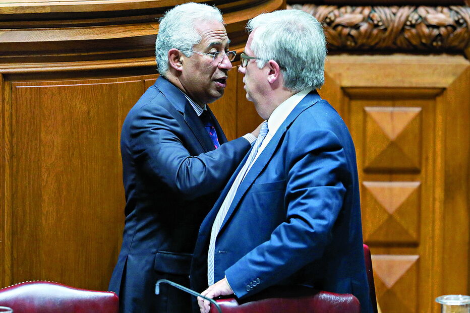 Polémica estalou por causa das golas inflamáveis e do ajuste direto feito pela Proteção Civil 