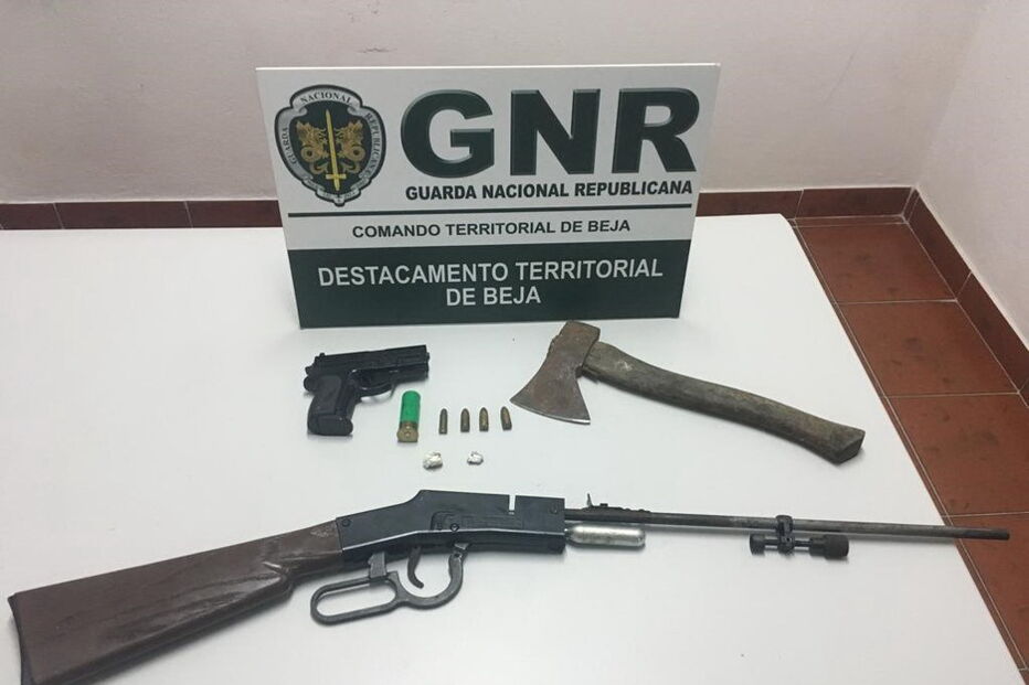 Suspeito foi também detido pela posse de arma proibida.