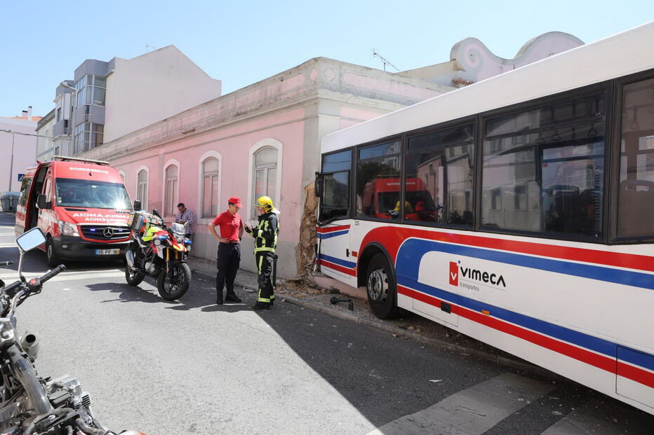 Autocarro choca contra edifício em Queluz