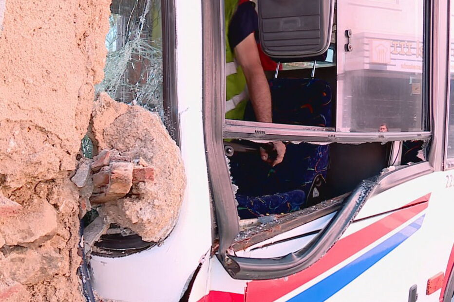 Autocarro despista-se e choca contra edifício em Queluz