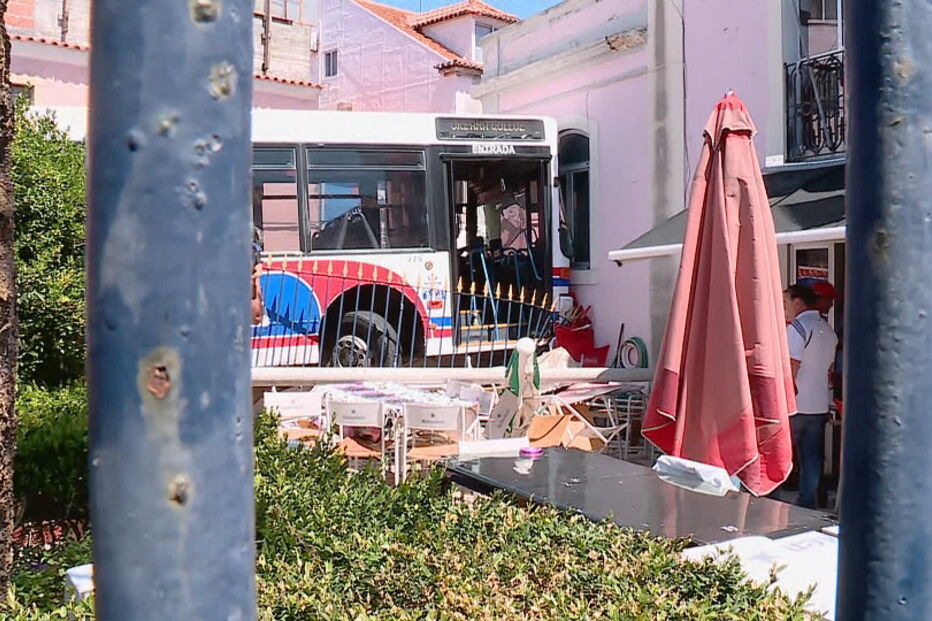 Autocarro despista-se e choca contra edifício em Queluz