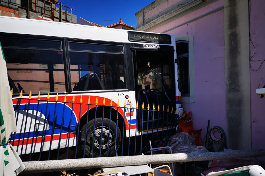 Autocarro despista-se e choca contra edifício em Queluz