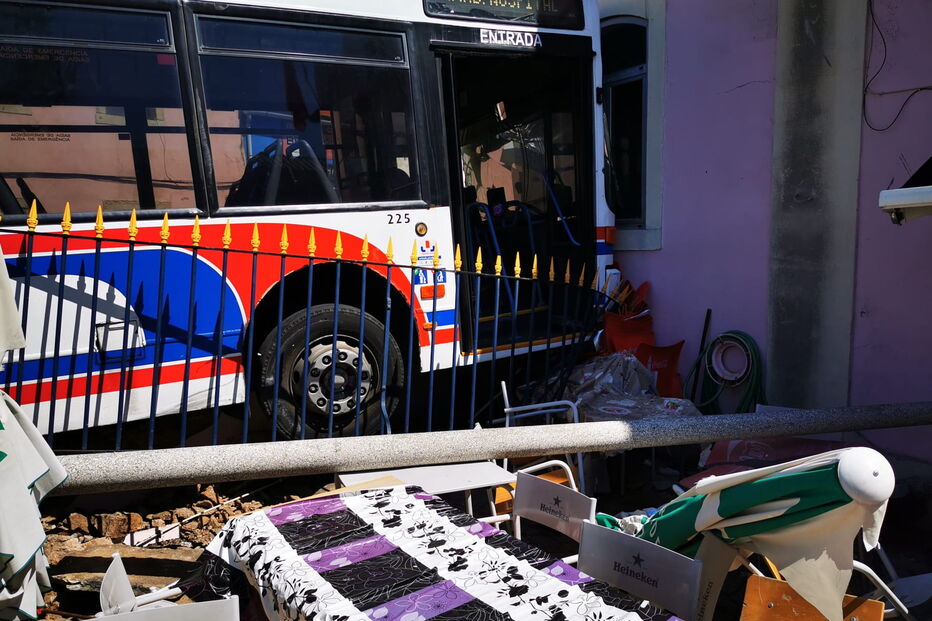 Autocarro despista-se e choca contra edifício em Queluz