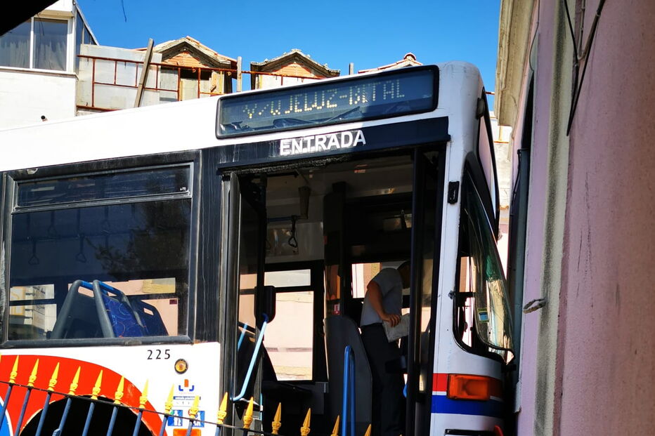 Autocarro despista-se e choca contra edifício em Queluz