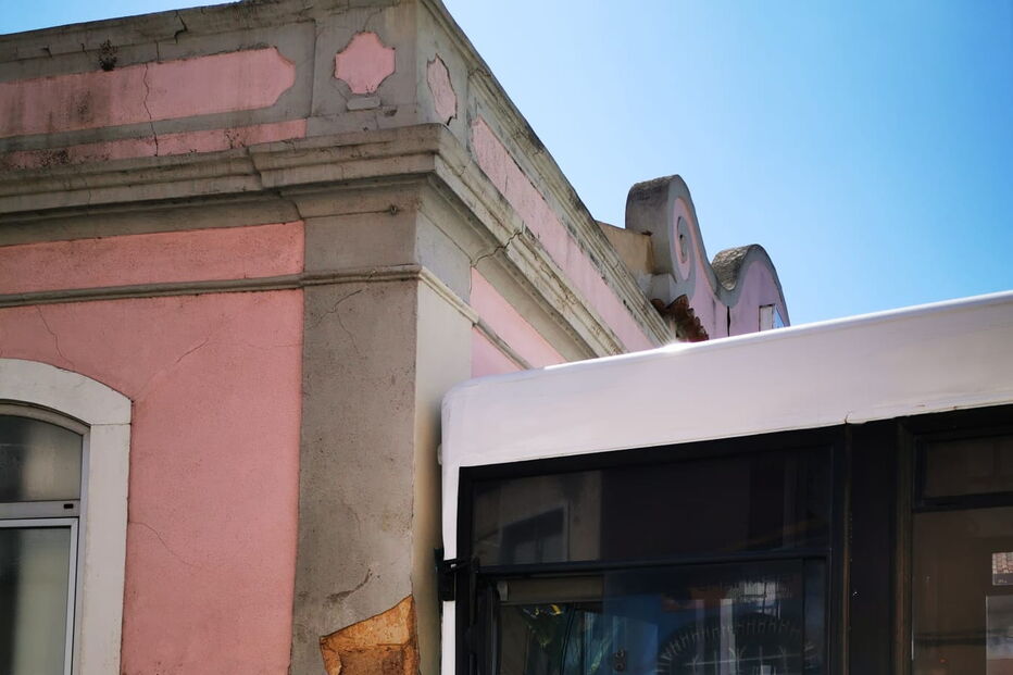 Autocarro despista-se e choca contra edifício em Queluz