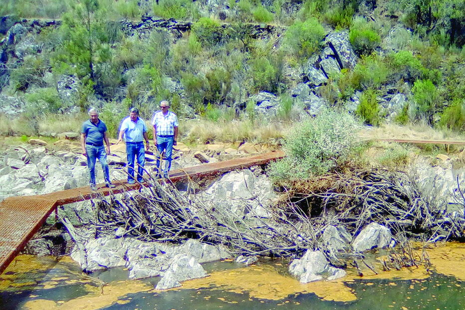 A espuma tem-se acumulado abaixo do açude que forma espelho de água em Barroca do Zêzere   