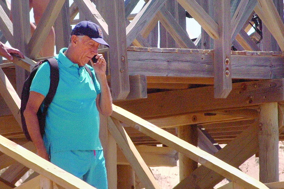 Marcelo chegou à praia de mochila às costas e de chapéu