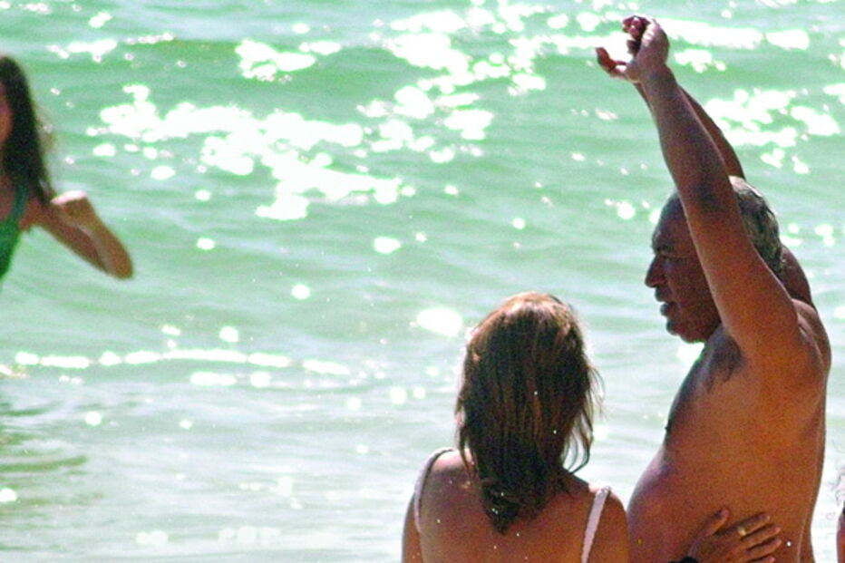Ginástica e carinhos da mulher durante o dia de praia  