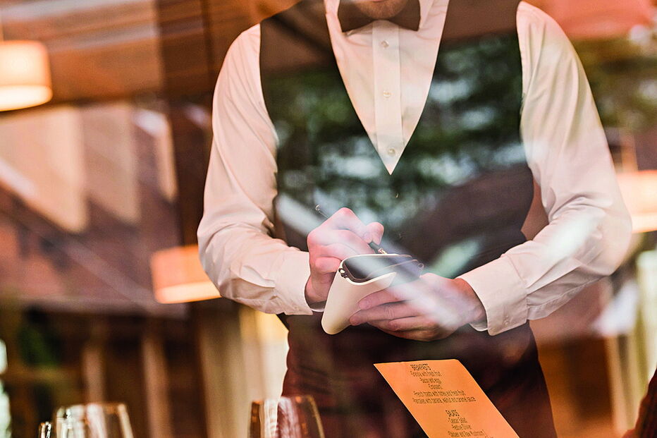 Restauração e hotelaria são as áreas com piores salários, ainda assim os valores subiram ligeiramente em outubro