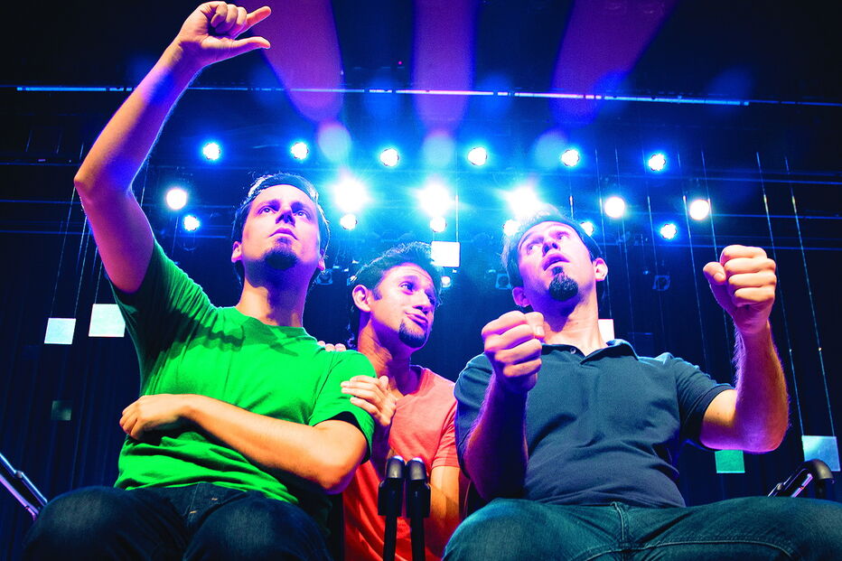 Daniel Nascimento, Elídio Sanna e Anderson Bizzocchi formam Cia. Barbixas, um grupo brasileiro  especialista em fazer  humor de improviso 