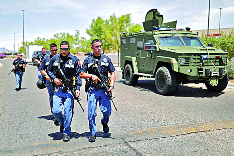 Autoridades montaram  um forte dispositivo policial em El Paso, no Texas, depois  de o atirador ter matado 20 pessoas nas imediações  de uma zona comercial 