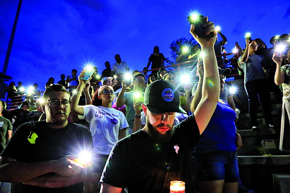 Centenas de jovens da escola secundária de El Paso, no Texas, juntaram-se para homenagear as vítimas do tiroteio junto a um centro comercial da cidade 
