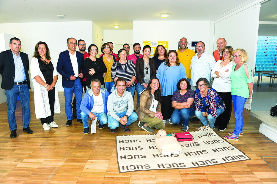 Grupo de formandos dos agrupamentos escolares que aprenderam a utilizar o desfibrilhador automático externo 