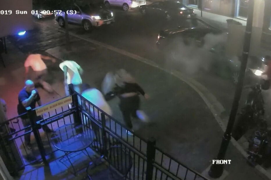 Pessoas correm durante tiroteio em massa, em Ohio