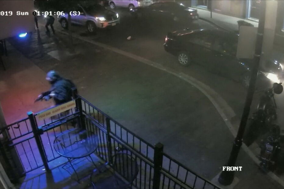 Pessoas correm durante tiroteio em massa, em Ohio