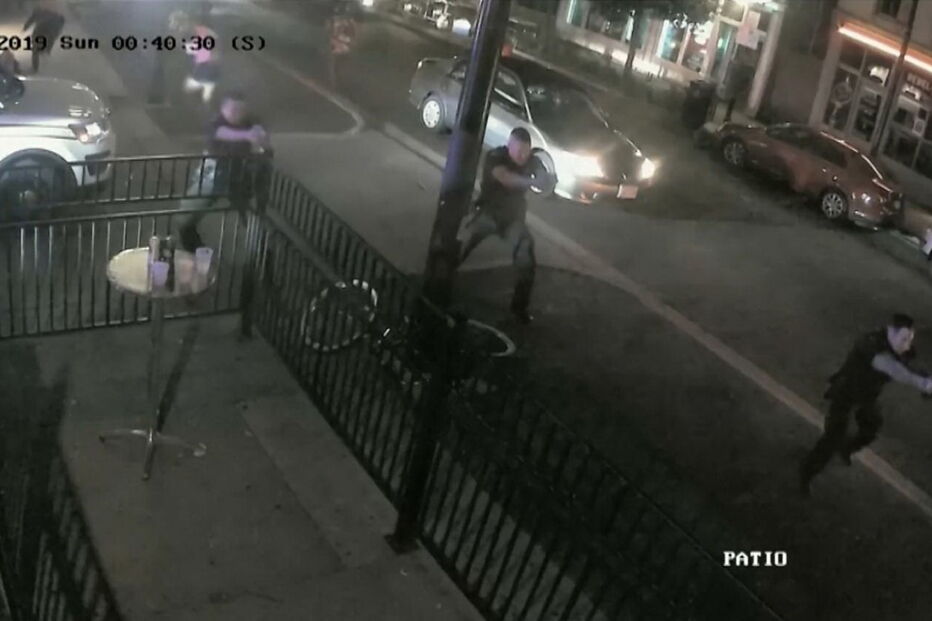 Pessoas correm durante tiroteio em massa, em Ohio