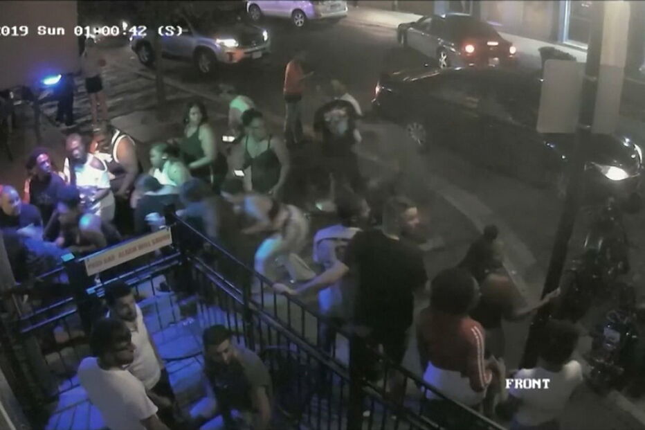 Pessoas correm durante tiroteio em massa, em Ohio