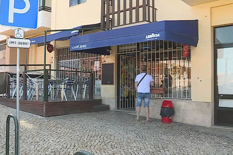 Grupo corta pescoço de homem com copo partido em Carcavelos após jogo da Supertaça