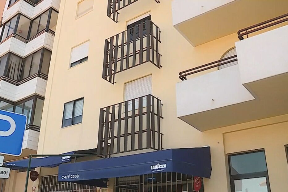 Grupo corta pescoço de homem com copo partido em Carcavelos após jogo da Supertaça