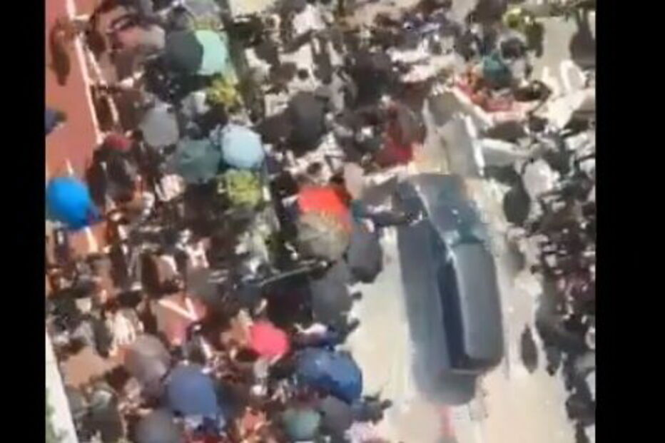 Carro causa pânico e atravessa barreira com manifestantes durante protestos em Hong Kong