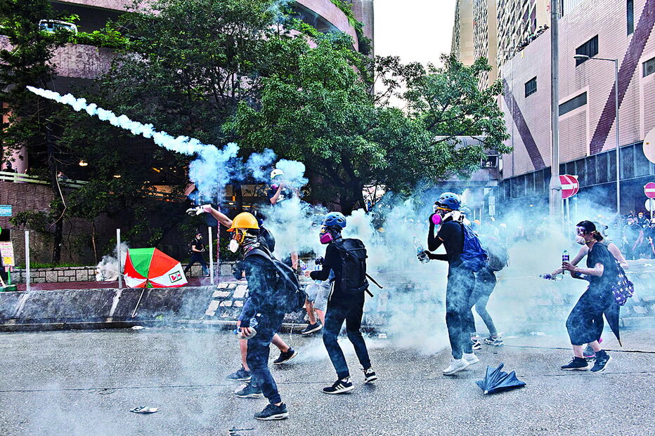 Manifestantes vestidos de negro envolveram-se em confrontos com a polícia em mais uma jornada de contestação