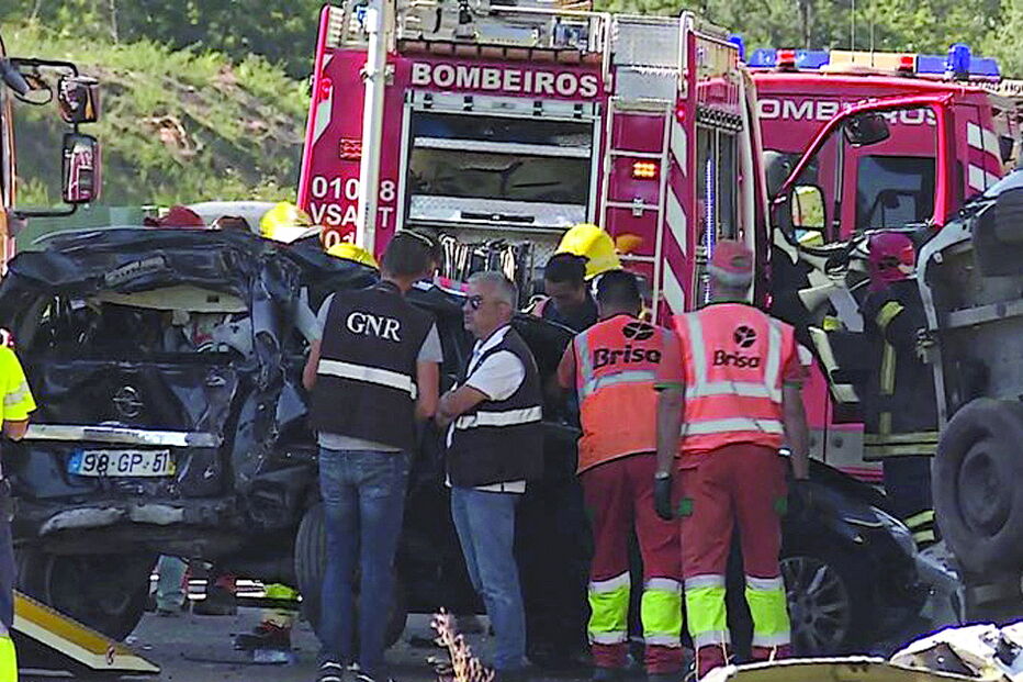 Acidente ocorreu pelas 15h00 e obrigou ao corte da autoestrada durante mais de uma hora. Retirada das viaturas decorreu até ao final da tarde 