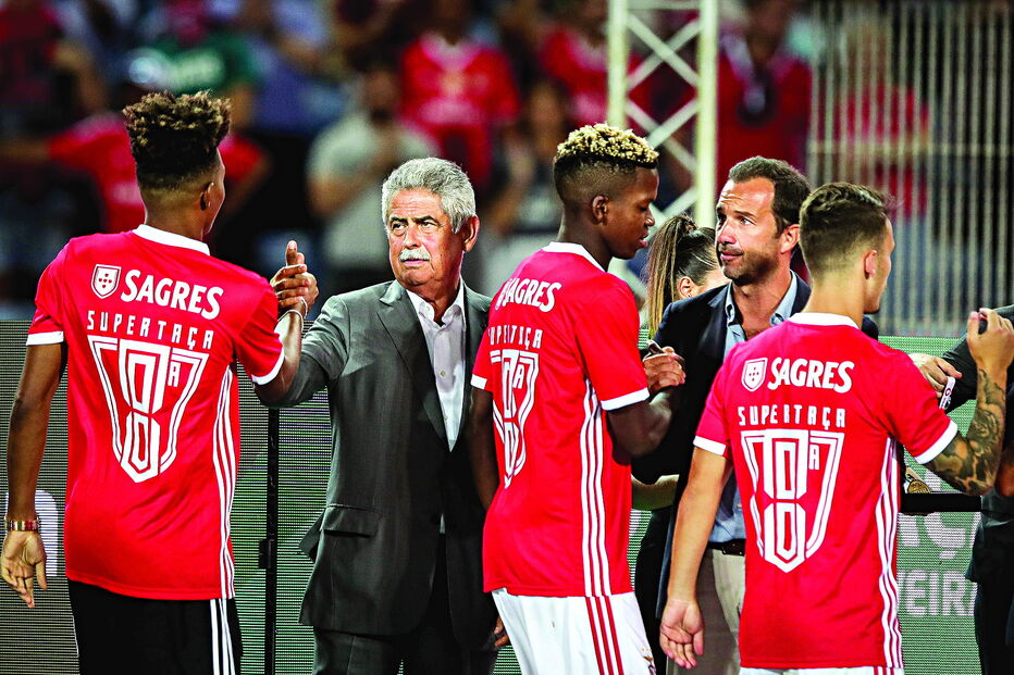 Luís Filipe Vieira festejou conquista da Supertaça com os jogadores e pediu-lhes depois foco total para o arranque do campeonato 