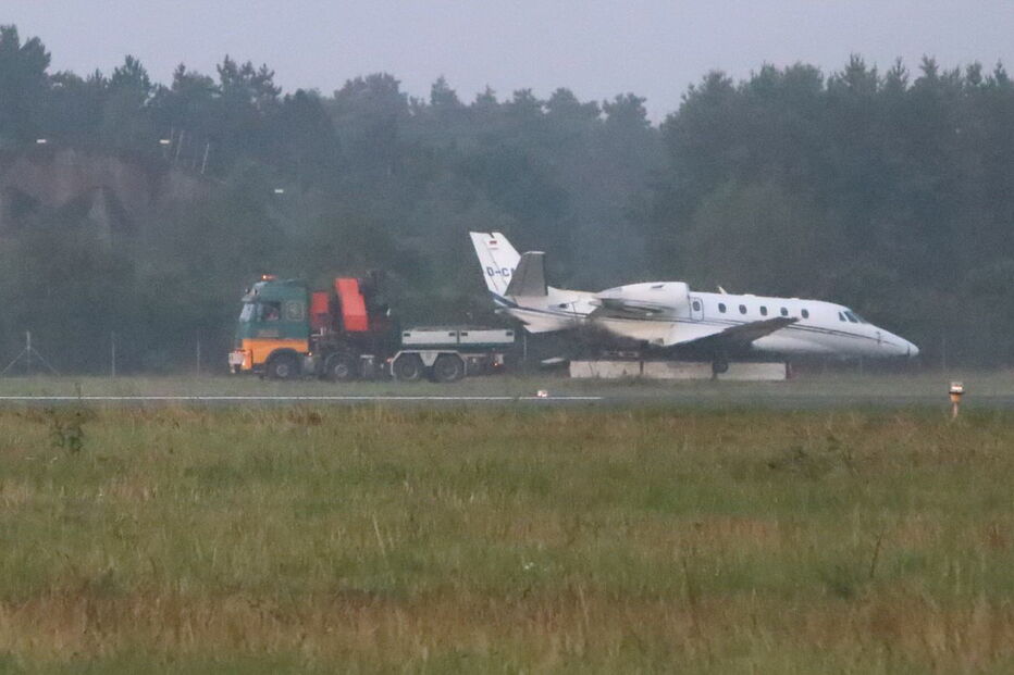Avião que transportava equipa da cantora Pink explode após aterragem de emergência