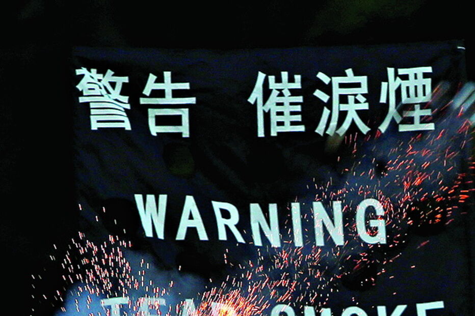 Polícia usa granadas de gás contra manifestantes