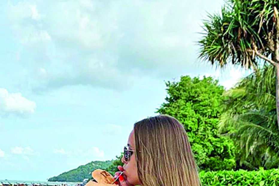 Laura revela lado mais ousado e sensual durante viagem ao estrangeiro para gozar o verão