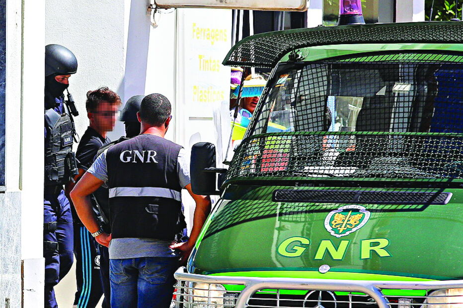 Militares atuaram armados e com caras tapadas 