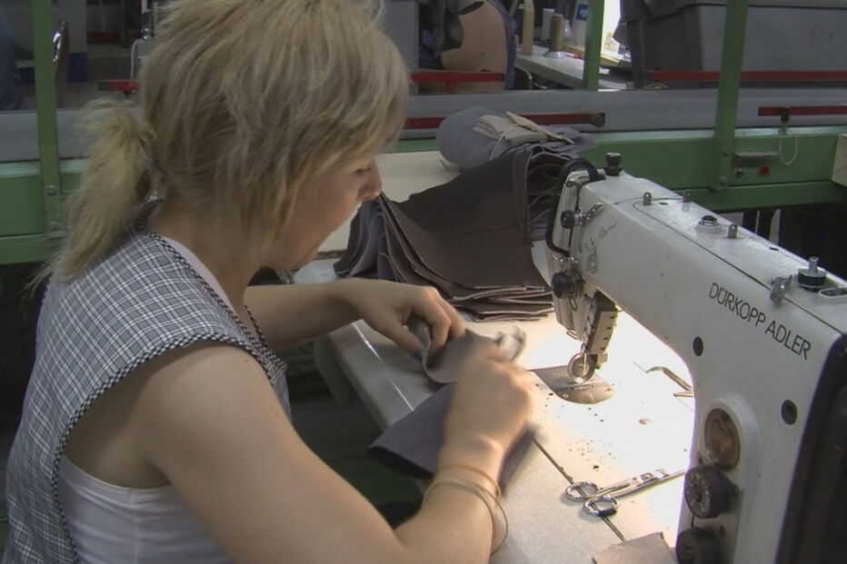 Apenas turismo e têxtil pagam menos de 900 euros