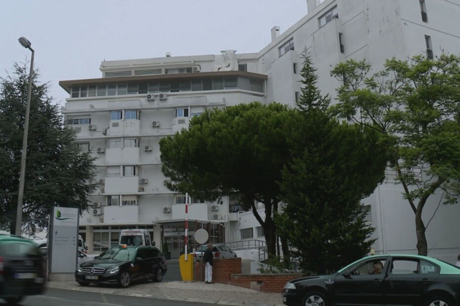 Dois feridos em incêndio no Hospital de Santa Cruz em Carnaxide