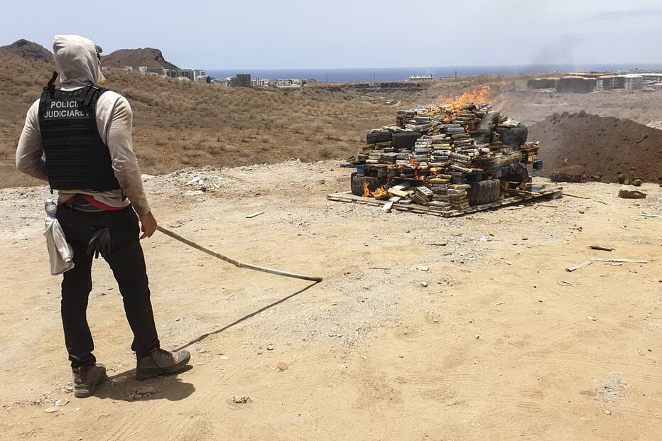Lixeira da Praia em Cabo Verde tomada de 'assalto' para incinerar duas toneladas de cocaína