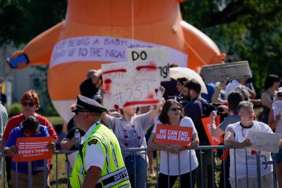 Manifestantes contra Trump durante visita a vítimas de tiroteio no Ohio