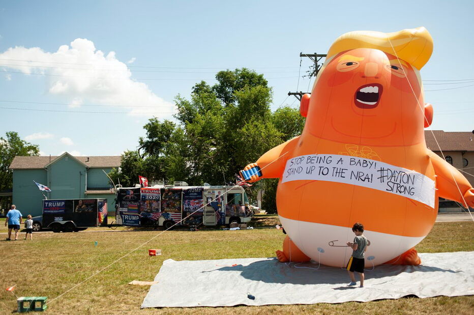 Manifestantes contra Trump durante visita a vítimas de tiroteio no Ohio