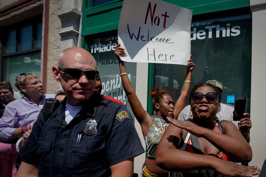 Manifestantes contra Trump durante visita a vítimas de tiroteio no Ohio