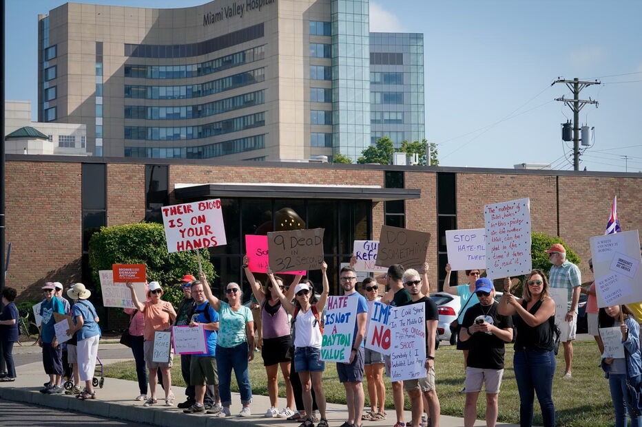 Manifestantes contra Trump durante visita a vítimas de tiroteio no Ohio