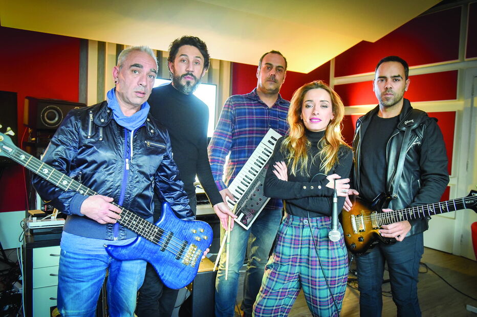 Amor Electro, da esquerda para a direita: Rui Rechena, Mauro Ramos, Ricardo Vasconcelos, Marisa Liz e Tiago Pais Dias 