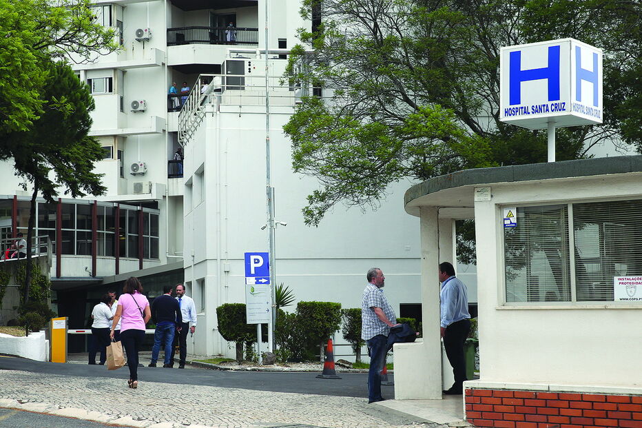 Hospital de Santa Cruz viveu uma manhã agitada, com um incêndio a obrigar a evacuar as instalações   