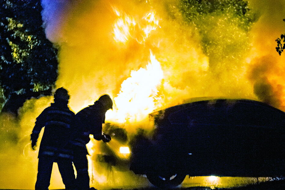 Carrinha de agência funerária foi encontrada em Custoias, destruída pelas chamas 